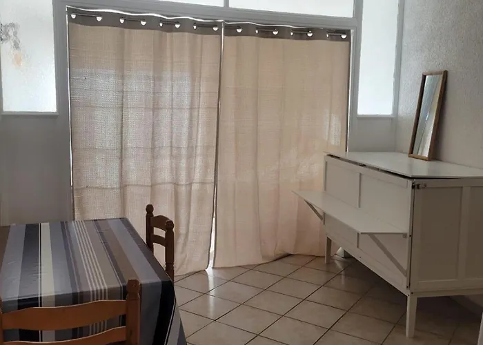 20 Metres De La 아파트 *